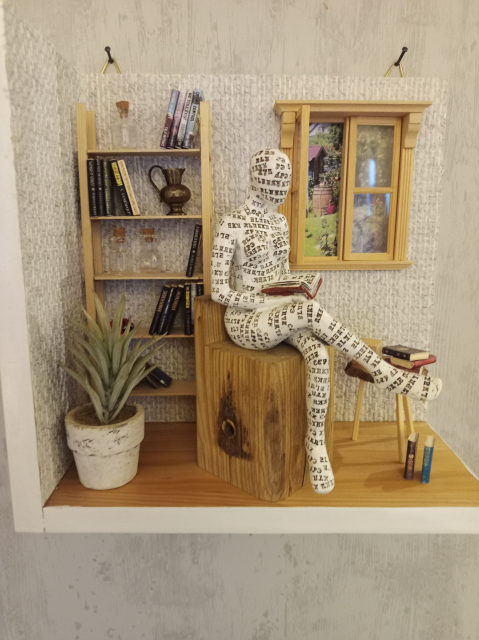 Diorama - Sitzende Frau am Fenster