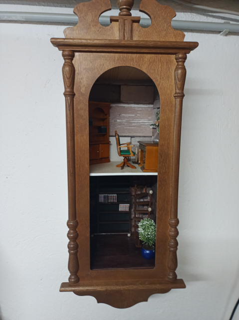 Uhrengehäuse als Puppenstube