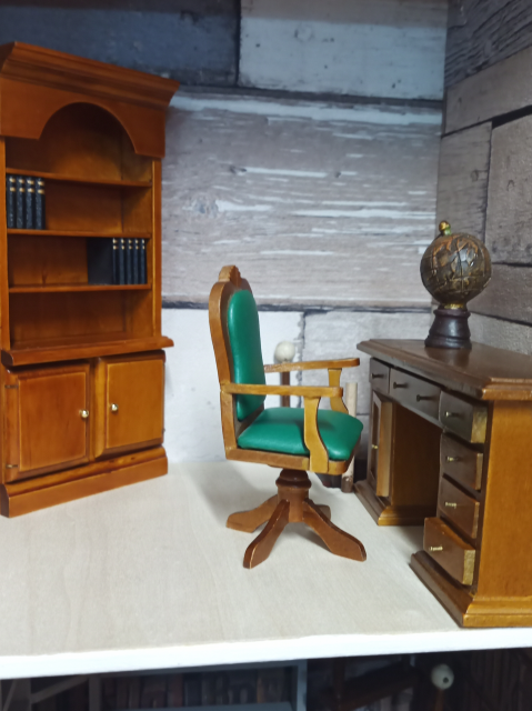 Uhrengehäuse als Puppenstube